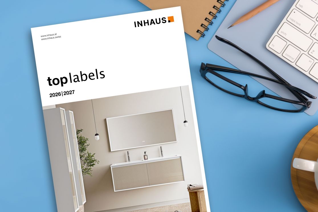 Katalog Toplabels liegt auf einem Schreibtisch