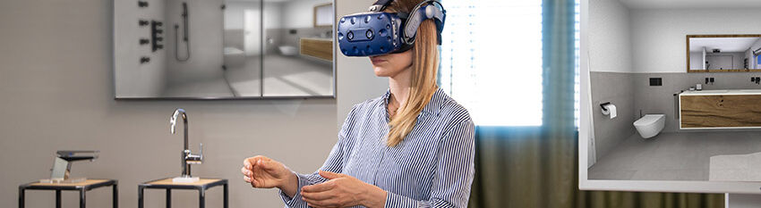 Eine Person mit VR-Brille ist in einem modernen Raum. Auf Bildschirm und Modell sind Badezimmerdesigns zu sehen, was auf VR-gestützte Raumplanung hinweist. Eine Person mit VR-Brille ist in einem modernen Raum. Auf Bildschirm und Modell sind Badezimmerdesigns zu sehen, was auf VR-gestützte Raumplanung hinweist.