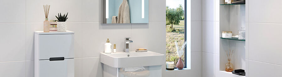 Helles Badezimmer mit weißen Fliesen, blauem Akzent, Waschbecken, Spiegel, hängenden Schränken und Fenster. Elegante Regale bieten zusätzlichen Stauraum Helles Badezimmer mit weißen Fliesen, blauem Akzent, Waschbecken, Spiegel, hängenden Schränken und Fenster. Elegante Regale bieten zusätzlichen Stauraum