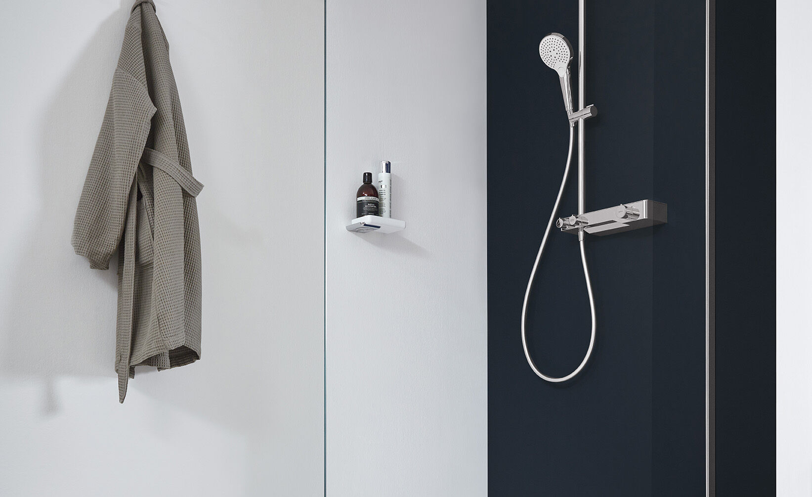 Moderne, minimalistische Dusche mit klaren Glaswänden. Weißes und dunkles Farbkonzept mit silbernen Armaturen. Elegante, funktionale Gestaltung mit wandmontierter Handbrause und Ablagefläche. Moderne, minimalistische Dusche mit klaren Glaswänden. Weißes und dunkles Farbkonzept mit silbernen Armaturen. Elegante, funktionale Gestaltung mit wandmontierter Handbrause und Ablagefläche.