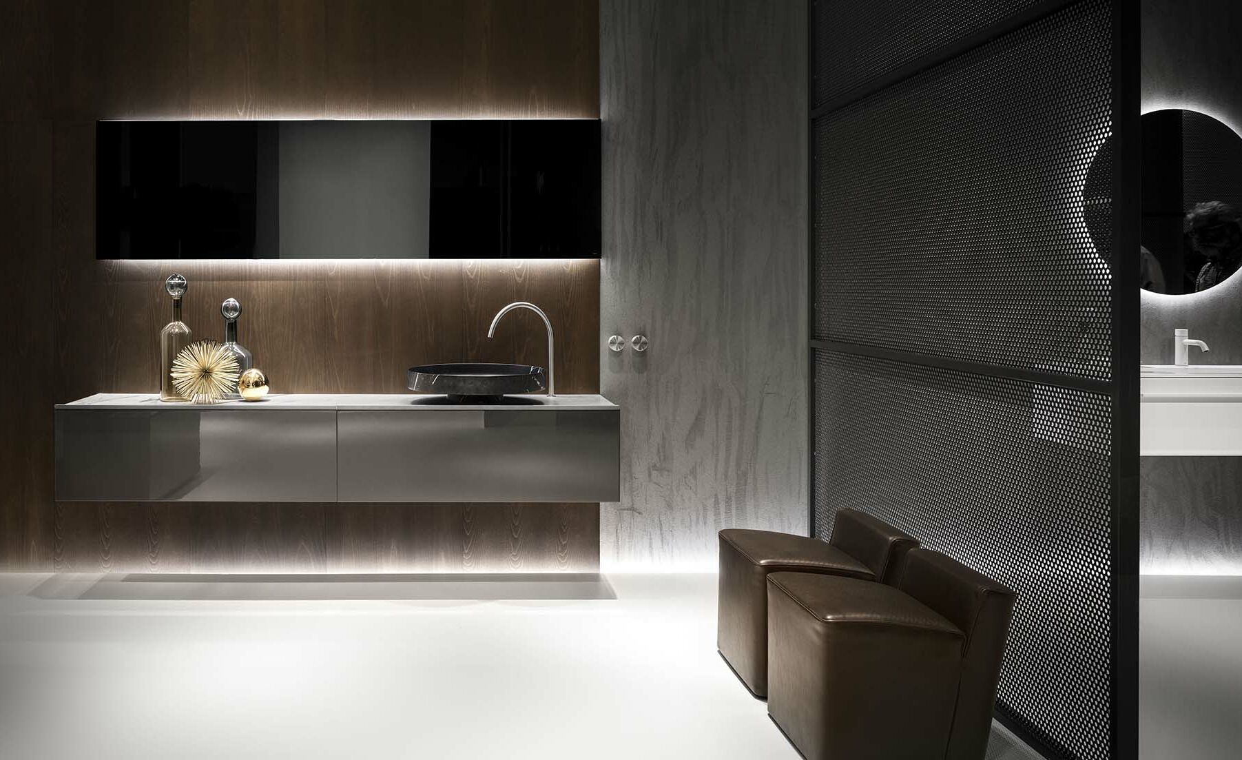 Elegantes, modernes Badezimmerdesign mit dunklen Tönen und indirekter Beleuchtung. Ein stilvolles Waschbecken auf einem schwimmenden Waschtisch, ergänzt durch luxuriöse Sitzelemente. Elegantes, modernes Badezimmerdesign mit dunklen Tönen und indirekter Beleuchtung. Ein stilvolles Waschbecken auf einem schwimmenden Waschtisch, ergänzt durch luxuriöse Sitzelemente.