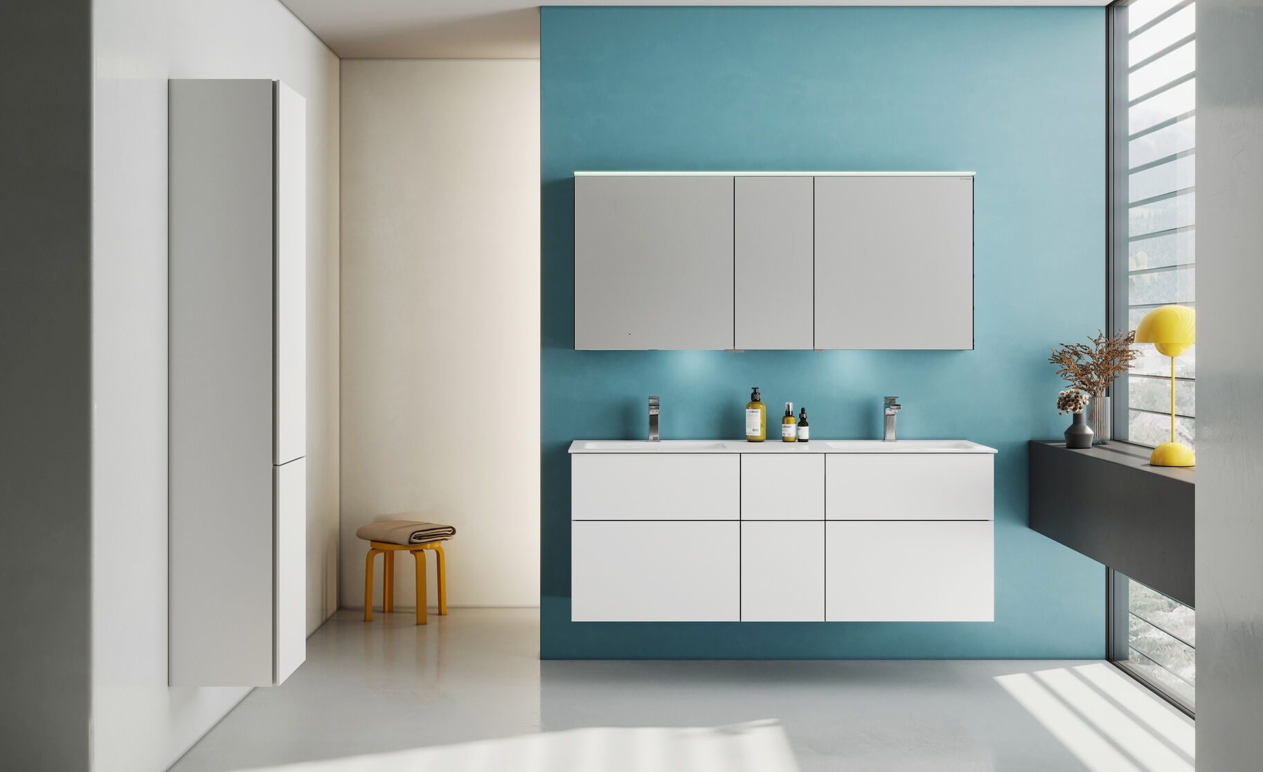 Helles, modernes Badezimmer mit Doppelwaschbecken, minimalistischen Schränken und blauer Akzentwand. Große Fenster lassen viel natürliches Licht herein. Helles, modernes Badezimmer mit Doppelwaschbecken, minimalistischen Schränken und blauer Akzentwand. Große Fenster lassen viel natürliches Licht herein.