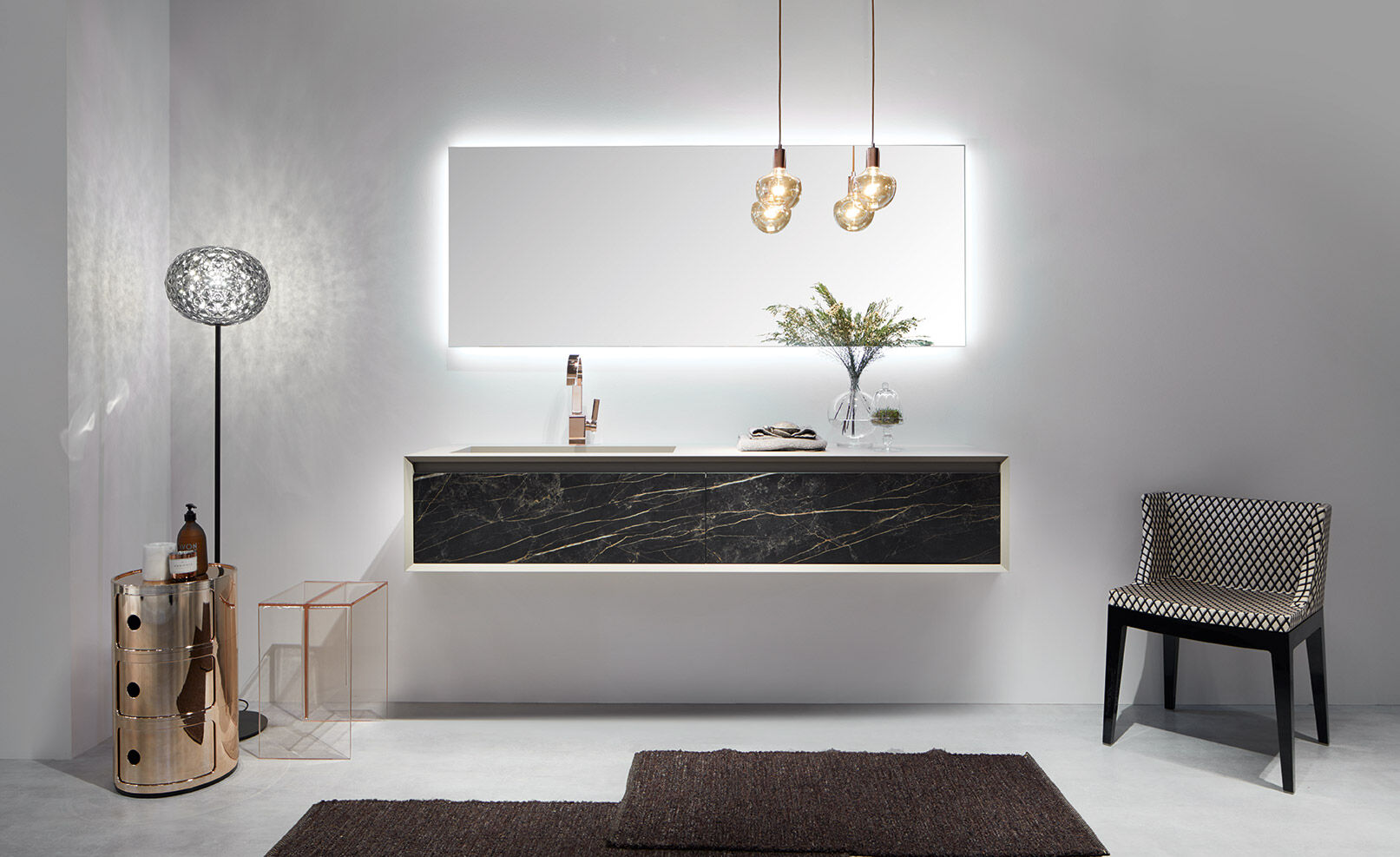 Modernes Badezimmer mit beleuchtetem Spiegel, hängendem Waschtisch in Marmoroptik, eleganter Beleuchtung und stilvollen Accessoires. Gemütlich und schick. Modernes Badezimmer mit beleuchtetem Spiegel, hängendem Waschtisch in Marmoroptik, eleganter Beleuchtung und stilvollen Accessoires. Gemütlich und schick.