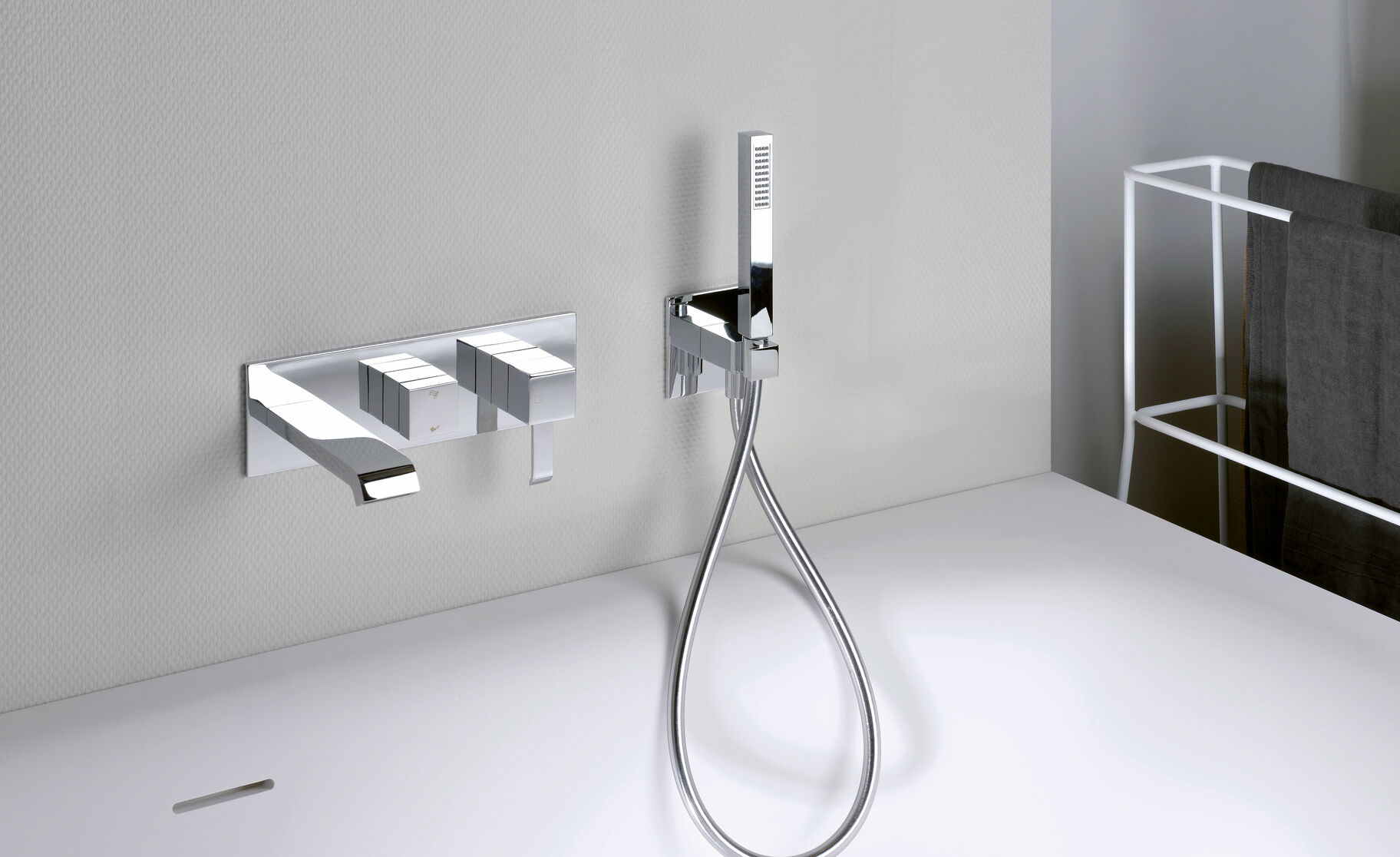 Modernes Badezimmerdesign mit minimalistischem Wasserhahn und Handbrause. Chromakzente betonen die elegante, schlichte Ästhetik. Modernes Badezimmerdesign mit minimalistischem Wasserhahn und Handbrause. Chromakzente betonen die elegante, schlichte Ästhetik.