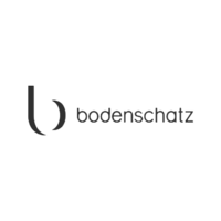 Logo mit einem stilisierten "b" links und dem Schriftzug "bodenschatz" rechts, alles in Schwarz auf transparentem Hintergrund. Bodenschatz Logo