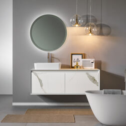 Modernes Badezimmer mit rundem, beleuchtetem Spiegel, hängendem Waschtisch und freistehender Badewanne. Graue Wände, stilvolle Beleuchtung, minimalistische Dekoration.