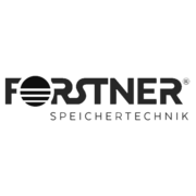 Der Schriftzug "FORSTNER" mit einem stilisierten "O" in Form eines Kreises mit horizontalen Linien. Darunter in Großbuchstaben "SPEICHERTECHNIK". Forstner Logo