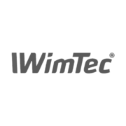Grauer Schriftzug "WimTec" in fetter, kursiver Schrift mit einem eingetragenen Markenzeichen-Symbol oben rechts, auf transparentem Hintergrund. Wimtec Logo