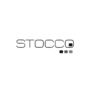 "STOCCO"-Logo in dünnen Großbuchstaben. Rechts oben beim "O" ein schwarzes Quadrat, darunter drei Punkte in Schwarz, Grau und Hellgrau. Stocco Logo