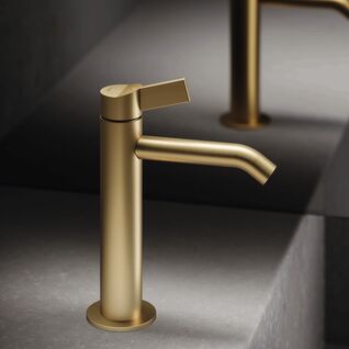Moderne Waschtischarmatur in Goldoptik mit schlankem, zylindrischem Design. Der Hebelgriff und der gebogene Auslauf verleihen ihr eine elegante, zeitgem&auml;&szlig;e &Auml;sthetik.
