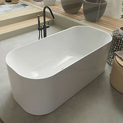 Eine freistehende, ovale Badewanne in einem modernen Badezimmer mit hellen T&ouml;nen, schwarzen Armaturen und dekorativen Elementen.