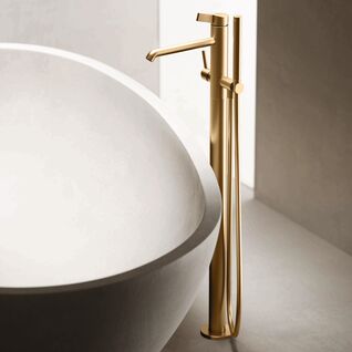 Freistehende Wanne mit goldener Armatur, minimalistisches Design. Elegante Kombination aus sanften Rundungen und klaren Linien in Wei&szlig; und Gold.