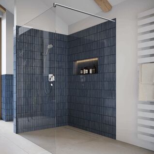 Moderne Dusche mit blauen Fliesen und Glasabtrennung. Helle W&auml;nde, Handtuchheizk&ouml;rper, Fenster mit Blick ins Gr&uuml;ne. Stilvoll und minimalistisch gestaltet.