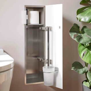 Modernes Badezimmer mit einem eingebauten Schrank f&uuml;r Toilettenartikel. Der Schrank hat eine wei&szlig;e T&uuml;r und bietet Platz f&uuml;r Toilettenpapier und eine Toilettenb&uuml;rste.