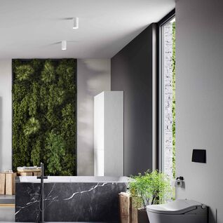 Modernes Badezimmer mit schwarzer Marmorbadewanne, vertikaler Pflanzenwand, gro&szlig;em Fenster und minimalistischem Design. Nat&uuml;rliche und elegante Atmosph&auml;re.
