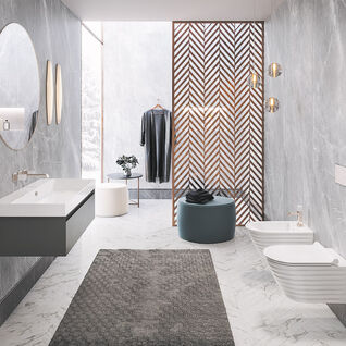 Modernes Badezimmer mit grauen Marmorwänden, wandhängendem WC und Bidet. Runder Spiegel, Teppich, dekorative Holzwand und stilvolle Beleuchtung. Modernes Badezimmer mit grauen Marmorwänden, wandhängendem WC und Bidet. Runder Spiegel, Teppich, dekorative Holzwand und stilvolle Beleuchtung.