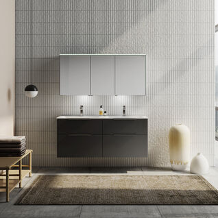 Modernes Badezimmer mit schwebendem, dunklem Waschtisch, beleuchtetem Spiegelschrank, strukturierten Fliesen, minimalistischem Design und großen Fenstern. Modernes Badezimmer mit schwebendem, dunklem Waschtisch, beleuchtetem Spiegelschrank, strukturierten Fliesen, minimalistischem Design und großen Fenstern.