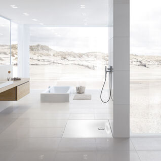 Lichtdurchflutetes Badezimmer mit freistehender Badewanne, moderner Dusche und stilvollem Waschbecken. Große Fenster bieten Blick auf eine Sandlandschaft. Lichtdurchflutetes Badezimmer mit freistehender Badewanne, moderner Dusche und stilvollem Waschbecken. Große Fenster bieten Blick auf eine Sandlandschaft.