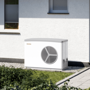 Ein modernes Haus mit außen installierter Wärmepumpe von Stiebel Eltron. Die Wärmepumpe steht neben dem Eingang und ist Teil eines energieeffizienten Heizsystems. Luft Wasser Wärmepumpe Außenaufstellung