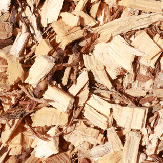 Holzhackschnitzel in natürlichem Holzton, oft genutzt als Mulch im Garten oder als Biomassebrennstoff, ideal für nachhaltige Energienutzung. Holzhackschnitzel in natürlichem Holzton, oft genutzt als Mulch im Garten oder als Biomassebrennstoff, ideal für nachhaltige Energienutzung.