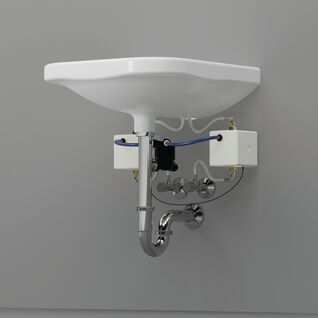 Ein Waschbecken mit sichtbaren Rohren und Installationen darunter. Es sind zwei der würfelförmigen Geräte angebracht, Ein Waschbecken mit sichtbaren Rohren und Installationen darunter. Es sind zwei der würfelförmigen Geräte angebracht,