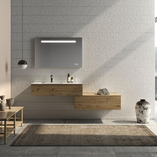 Modernes Bad mit schwebendem Holzwaschtisch, beleuchtetem Spiegel, strukturierten Fliesen, minimalistischer Dekoration und großen Fenstern für viel Licht. Modernes Bad mit schwebendem Holzwaschtisch, beleuchtetem Spiegel, strukturierten Fliesen, minimalistischer Dekoration und großen Fenstern für viel Licht.