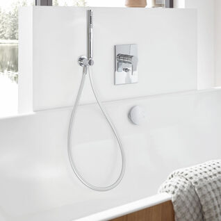 Moderne Badewanne mit weißer Armatur und Holzverkleidung. Helles, minimalistisches Design mit einem großen Fenster, das einen Blick nach draußen bietet. Moderne Badewanne mit weißer Armatur und Holzverkleidung. Helles, minimalistisches Design mit einem großen Fenster, das einen Blick nach draußen bietet.
