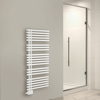 Weißer, moderner Handtuchheizkörper mit horizontalen Streben, an einer hellgrauen Wand montiert. Perfekt für ein minimalistisches Badezimmerdesign. Weißer, moderner Handtuchheizkörper mit horizontalen Streben, an einer hellgrauen Wand montiert. Perfekt für ein minimalistisches Badezimmerdesign.