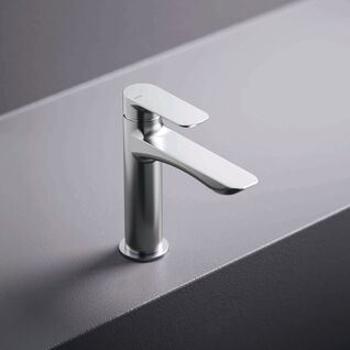 Elegante, minimalistische Chromarmatur mit modernem Design auf dunkler Oberfl&auml;che. Schlanke, gerade Linien f&uuml;r ein stilvolles Badambiente.
