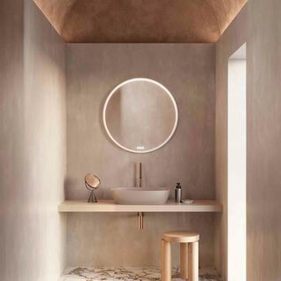 Elegantes Badezimmer mit gew&ouml;lbter Decke, rundem beleuchtetem Spiegel, modernem Waschbecken, Marmorboden und Hocker f&uuml;r minimalistischen Stil.