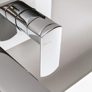 Nahaufnahme einer modernen Wandarmatur in Chromoptik. Elegantes Design mit glänzender Oberfläche. Nahaufnahme einer modernen Wandarmatur in Chromoptik. Elegantes Design mit glänzender Oberfläche.