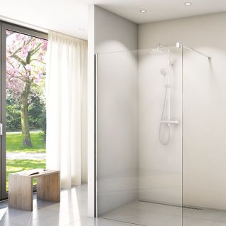 Helle, minimalistische Dusche mit Glaswand. Große Fenster bieten Blick auf einen blühenden Garten. Holzbank als Akzent in der Ecke. Helle, minimalistische Dusche mit Glaswand. Große Fenster bieten Blick auf einen blühenden Garten. Holzbank als Akzent in der Ecke.