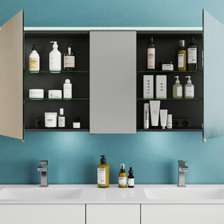 Modernes Badezimmer mit Doppelwaschbecken und einem offenen Spiegelschrank, der diverse Pflegeprodukte organisiert zeigt. Der Hintergrund ist in einem ansprechenden Blau gehalten. Modernes Badezimmer mit Doppelwaschbecken und einem offenen Spiegelschrank, der diverse Pflegeprodukte organisiert zeigt. Der Hintergrund ist in einem ansprechenden Blau gehalten.