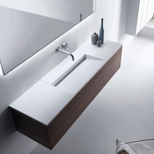 Minimalistisches Badezimmerdesign mit rechteckigem Waschbecken und schlichter Holzkonsole. Gro&szlig;er Spiegel und dezente Dekoelemente f&uuml;r moderne Eleganz.