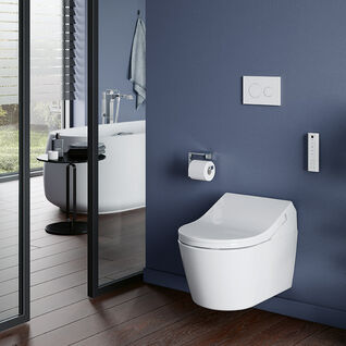 Modernes Badezimmer mit wandhängendem WC, blauer Wand, Holzfußboden und Glaswand, die einen Blick auf die Badewanne bietet. Minimalistisches Design.