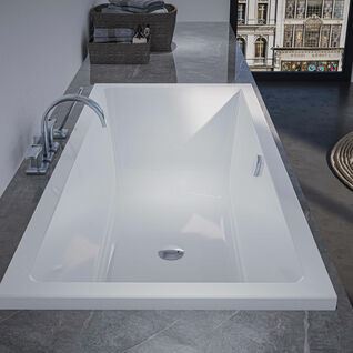 Elegantes Badezimmer mit rechteckiger Badewanne, geradlinigem Design und grauem Fliesenboden. Kunstwerk und Fenster mit Stadtblick ergänzen das Ambiente. Elegantes Badezimmer mit rechteckiger Badewanne, geradlinigem Design und grauem Fliesenboden. Kunstwerk und Fenster mit Stadtblick ergänzen das Ambiente.