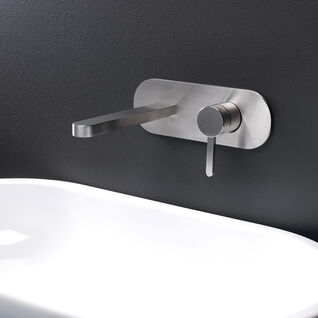 Modernes Waschbecken mit Wandarmatur in Edelstahloptik vor dunkler Wand. Schlichtes, elegantes Design. Modernes Waschbecken mit Wandarmatur in Edelstahloptik vor dunkler Wand. Schlichtes, elegantes Design.