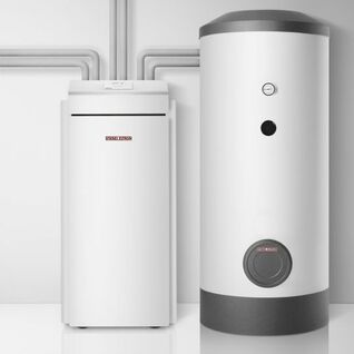 Das Bild zeigt eine moderne Sole Wasser Wärmepumpe in einem Raum. Im Hintergrund sind Skier und Skischuhe zu sehen, was auf einen kühlen Standort hinweisen könnte. Sole Wasser Wärmepumpe