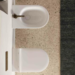 Bidet mit modernem Design, eingebaut in eine beige gefleckte Bodenfl&auml;che.