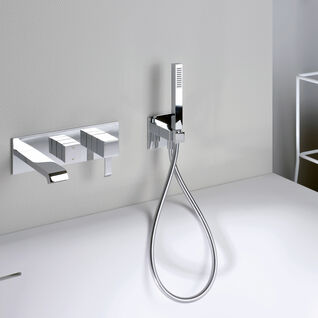 Modernes Badezimmerdesign mit minimalistischem Wasserhahn und Handbrause. Chromakzente betonen die elegante, schlichte Ästhetik. Modernes Badezimmerdesign mit minimalistischem Wasserhahn und Handbrause. Chromakzente betonen die elegante, schlichte Ästhetik.
