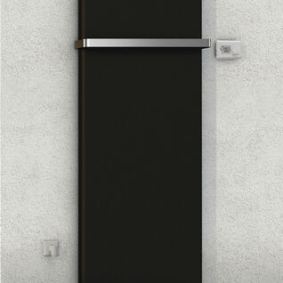 Schwarzer, minimalistischer Heizkörper mit schlichtem Design und horizontaler Halterung, montiert an einer grauen Wand. Moderner und eleganter Look. Schwarzer, minimalistischer Heizkörper mit schlichtem Design und horizontaler Halterung, montiert an einer grauen Wand. Moderner und eleganter Look.