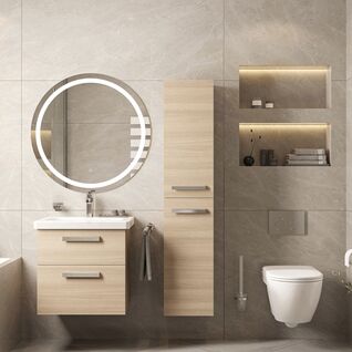 Modernes Badezimmer mit Holzoptik-M&ouml;beln, rundem beleuchtetem Spiegel und Wandtoilette. Eingebaute Regale mit Beleuchtung sorgen f&uuml;r stilvolle Akzente.