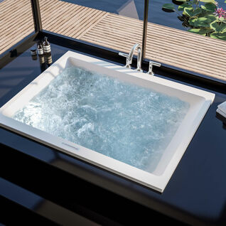 Ein luxuriöses Bad mit Whirlpool, umgeben von schwarzem Marmor, Blick auf einen Teich mit Seerosen. Entspannende Atmosphäre durch große Fenster. Ein luxuriöses Bad mit Whirlpool, umgeben von schwarzem Marmor, Blick auf einen Teich mit Seerosen. Entspannende Atmosphäre durch große Fenster.