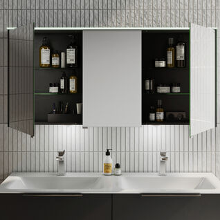 Modernes Badezimmer mit Doppelwaschbecken, beleuchtetem Spiegelschrank und gefliester Wand. Ordnung und Stil durch offene Schranktüren sichtbar. Modernes Badezimmer mit Doppelwaschbecken, beleuchtetem Spiegelschrank und gefliester Wand. Ordnung und Stil durch offene Schranktüren sichtbar.