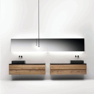 Doppelwaschtisch mit Holzschubladen, gro&szlig;en Spiegeln, schwarzen Waschbecken, minimalistischer H&auml;ngelampe und wei&szlig;em Hintergrund. Modernes Design.