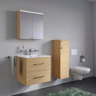 Modernes Badezimmer mit h&auml;ngenden Holzm&ouml;beln, wandmontierter Toilette und schlichtem Design. Funktional und minimalistisch mit viel Stauraum.