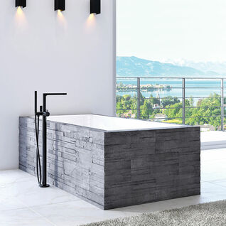 Freistehende Badewanne mit grauer Steinverkleidung, modernem Wasserhahn und Panoramablick. Helle, minimalistische Gestaltung mit Akzentbeleuchtung. Freistehende Badewanne mit grauer Steinverkleidung, modernem Wasserhahn und Panoramablick. Helle, minimalistische Gestaltung mit Akzentbeleuchtung.
