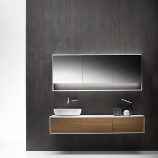 Modernes Badezimmer mit einem stilvollen Waschbecken, beleuchtetem Spiegelschrank und Holzunterschrank. Dunkle Akzentwand für elegantes Ambiente. Modernes Badezimmer mit einem stilvollen Waschbecken, beleuchtetem Spiegelschrank und Holzunterschrank. Dunkle Akzentwand für elegantes Ambiente.