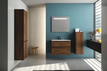 Modernes Badezimmer mit blauer Akzentwand, Holzmöbeln und beleuchtetem Spiegel. Tageslicht fällt durch ein großes Fenster ein. Modernes Badezimmer mit blauer Akzentwand, Holzmöbeln und beleuchtetem Spiegel. Tageslicht fällt durch ein großes Fenster ein.