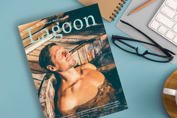 Auf einem Tisch liegt eine Zeitschrift mit dem Titel "Lagoon". Auf dem Cover ist eine Person in einem Holzbad oder einer Sauna zu sehen Auf einem Tisch liegt eine Zeitschrift mit dem Titel "Lagoon". Auf dem Cover ist eine Person in einem Holzbad oder einer Sauna zu sehen